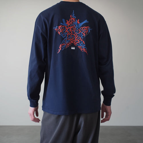 Blood ロングスリーブTシャツ ネイビー バック モデル着用 星型 MARRGO