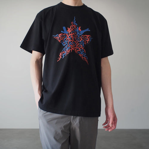 Blood Tシャツ ブラック フロント モデル着用 星型 MARRGO