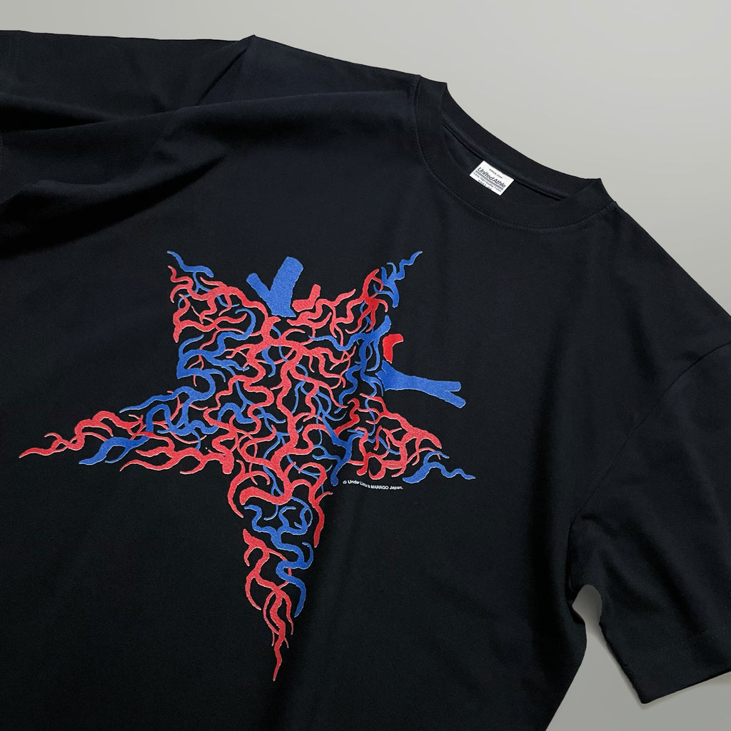 Blood Tシャツ ブラック フロント グラフィック 斜め