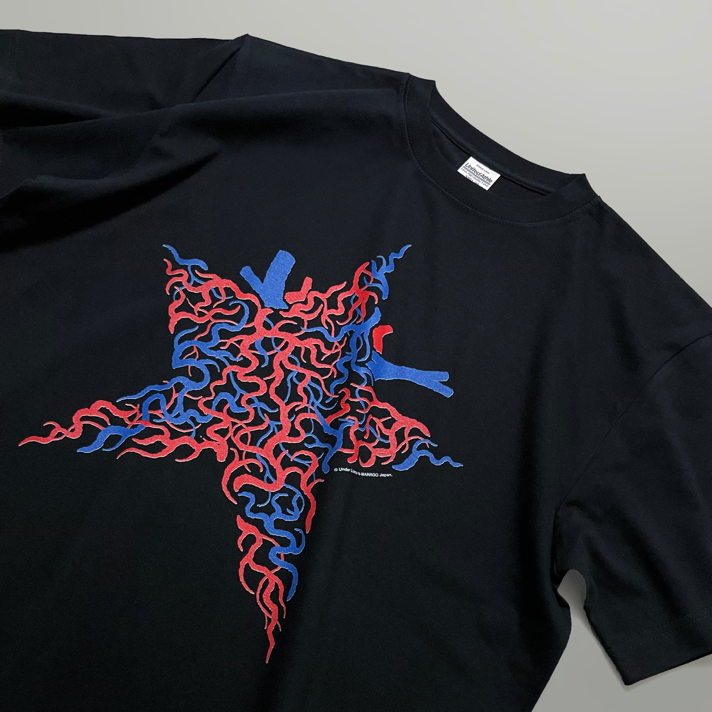Blood Tシャツ ブラック フロント グラフィック 斜め