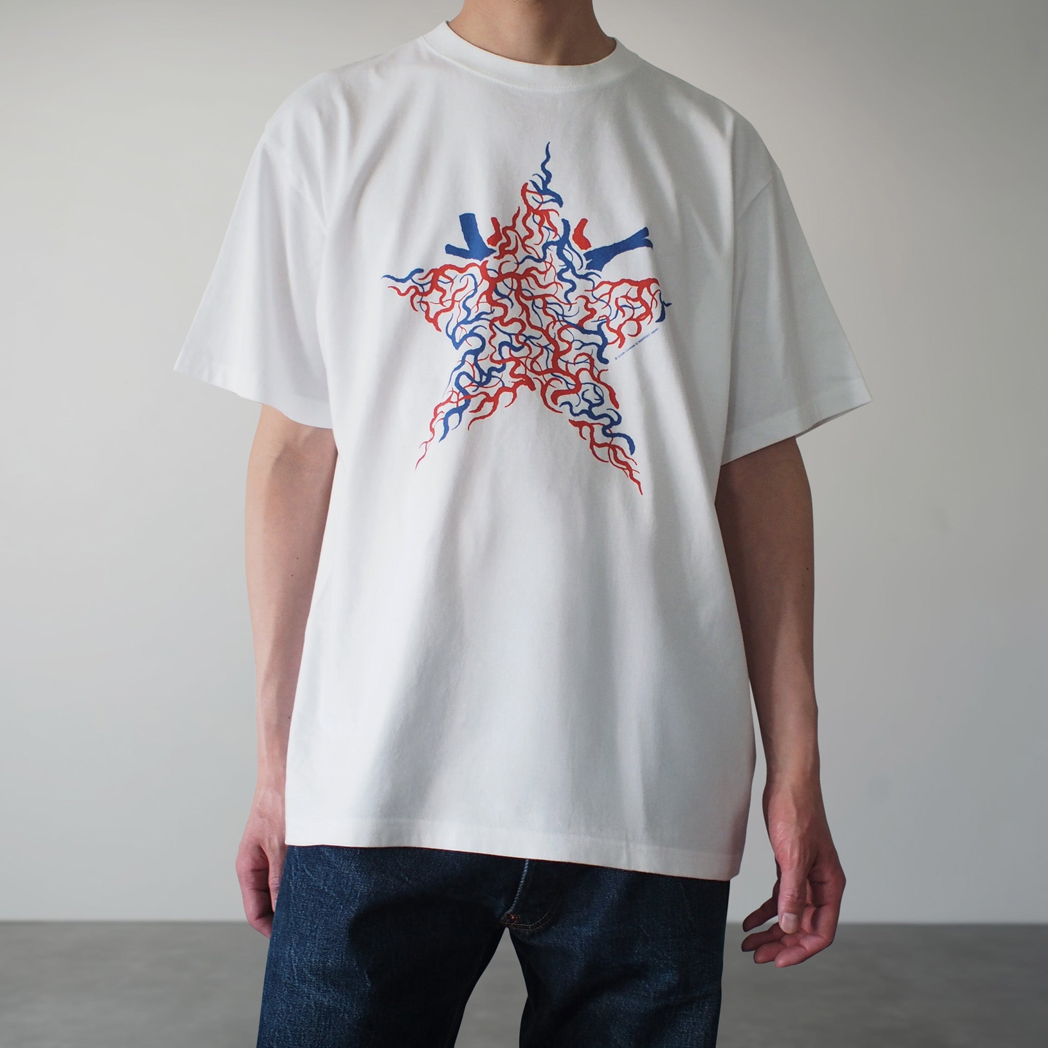 Blood Tシャツ ホワイト フロント モデル着用 星型 MARRGO