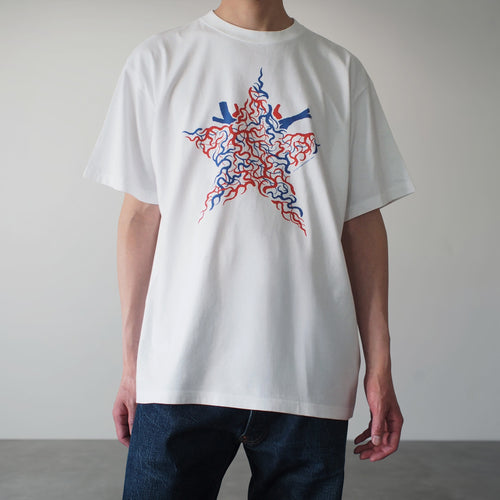 Blood Tシャツ ホワイト フロント モデル着用 星型 MARRGO