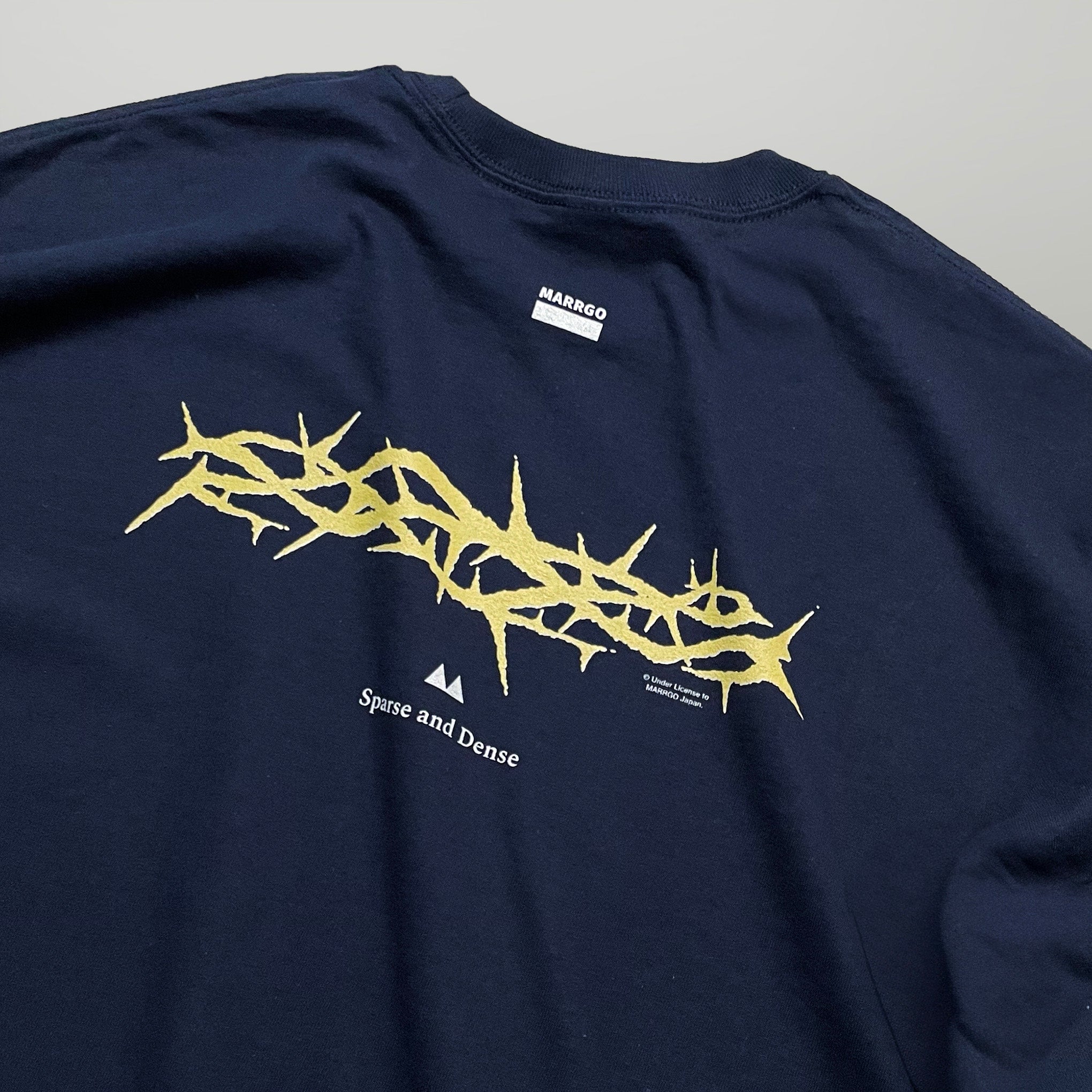 Ibara ロングスリーブTシャツ ネイビー バック グラフィック 斜め MARRGO