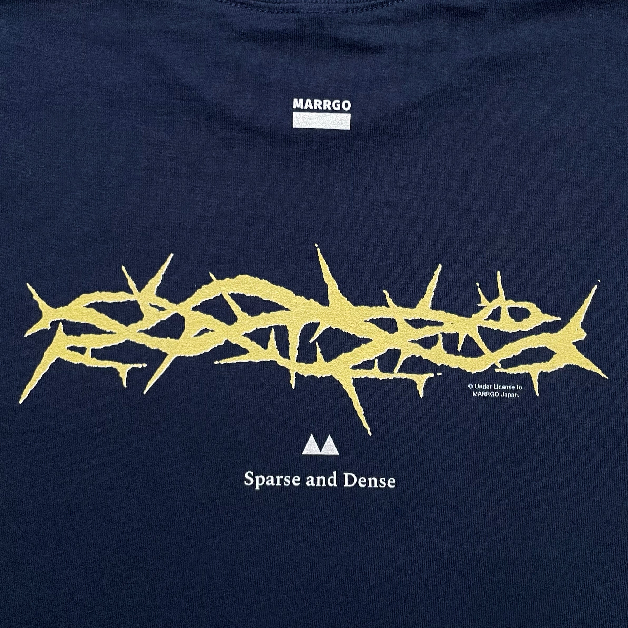 Ibara ロングスリーブTシャツ ネイビー バック グラフィック クローズアップ