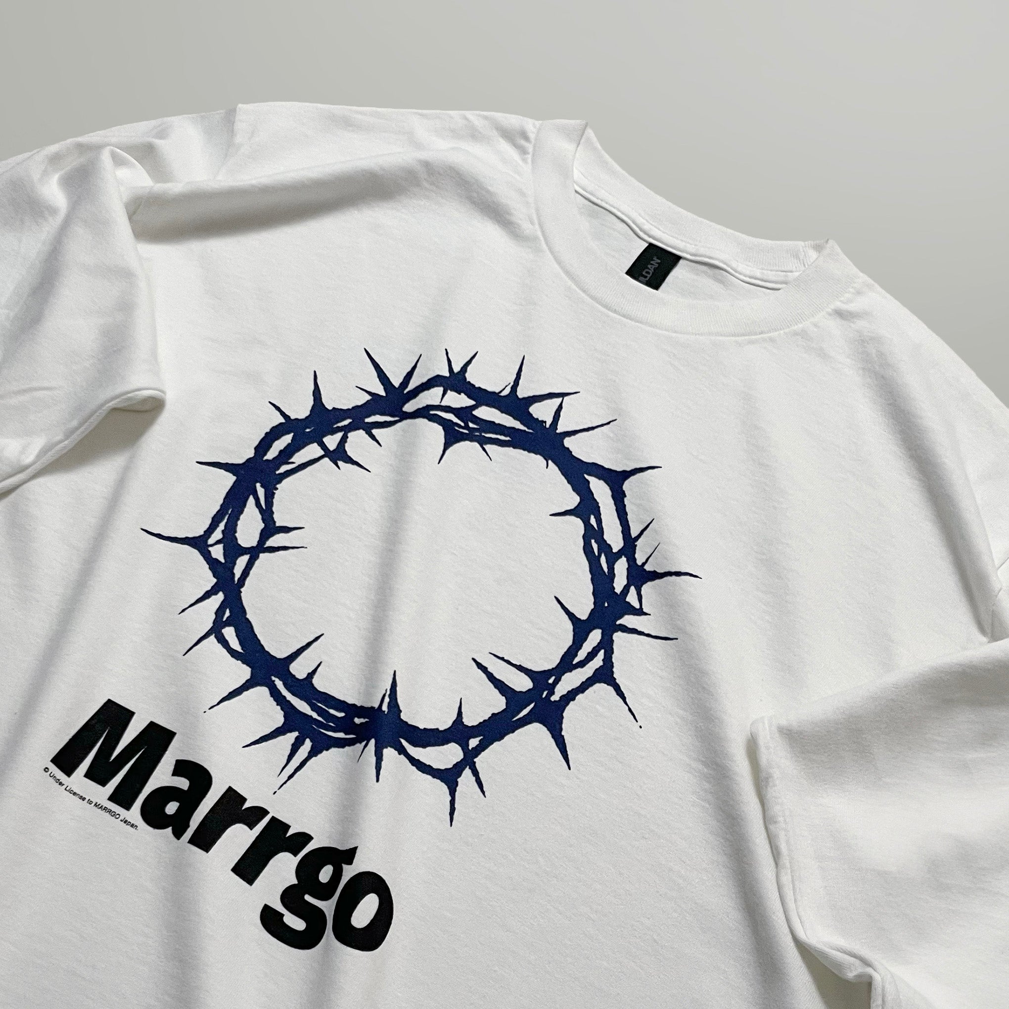 Ibara ロングスリーブTシャツ ホワイト フロント グラフィック 斜め MARRGO