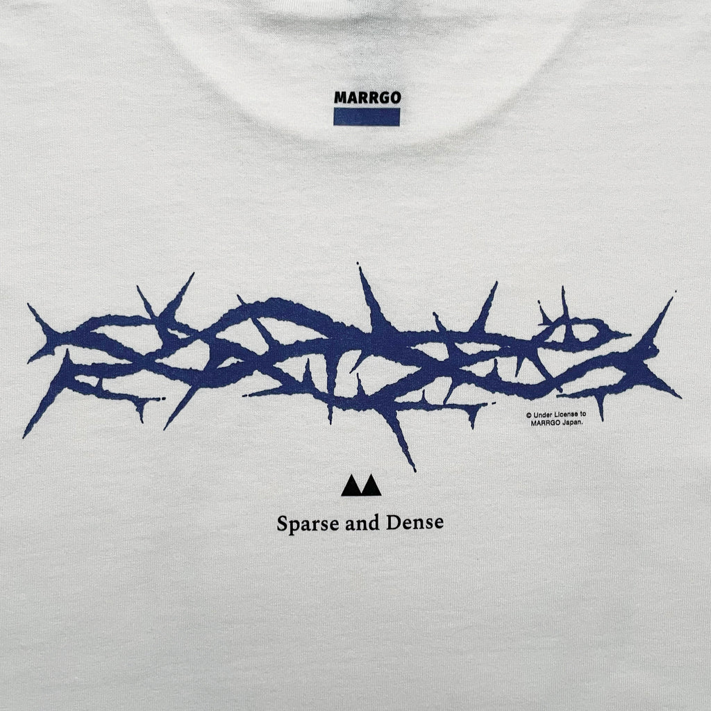 Ibara ロングスリーブTシャツ ホワイト バック グラフィック クローズアップ MARRGO