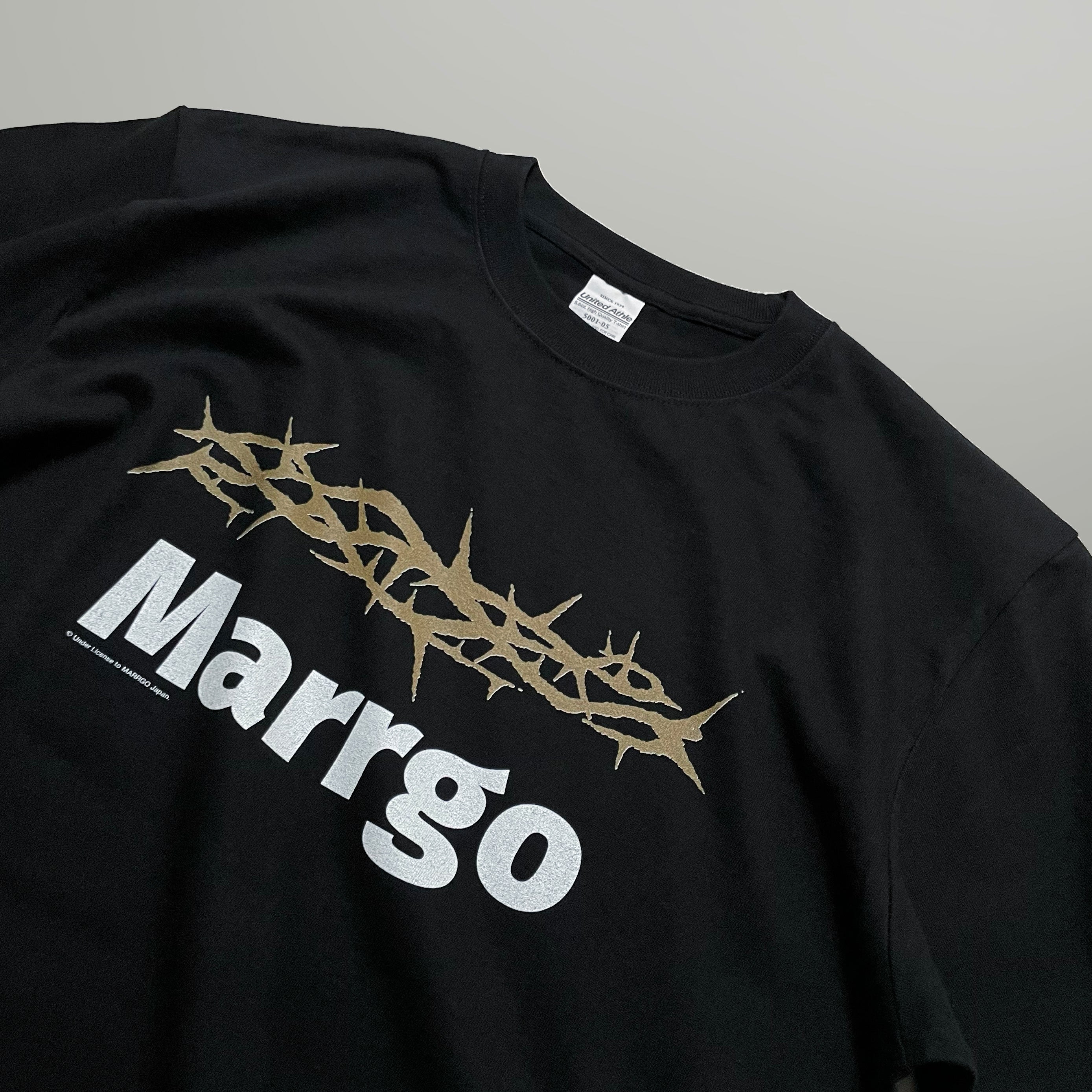 Ibara Tシャツ ブラック フロント グラフィック 斜め