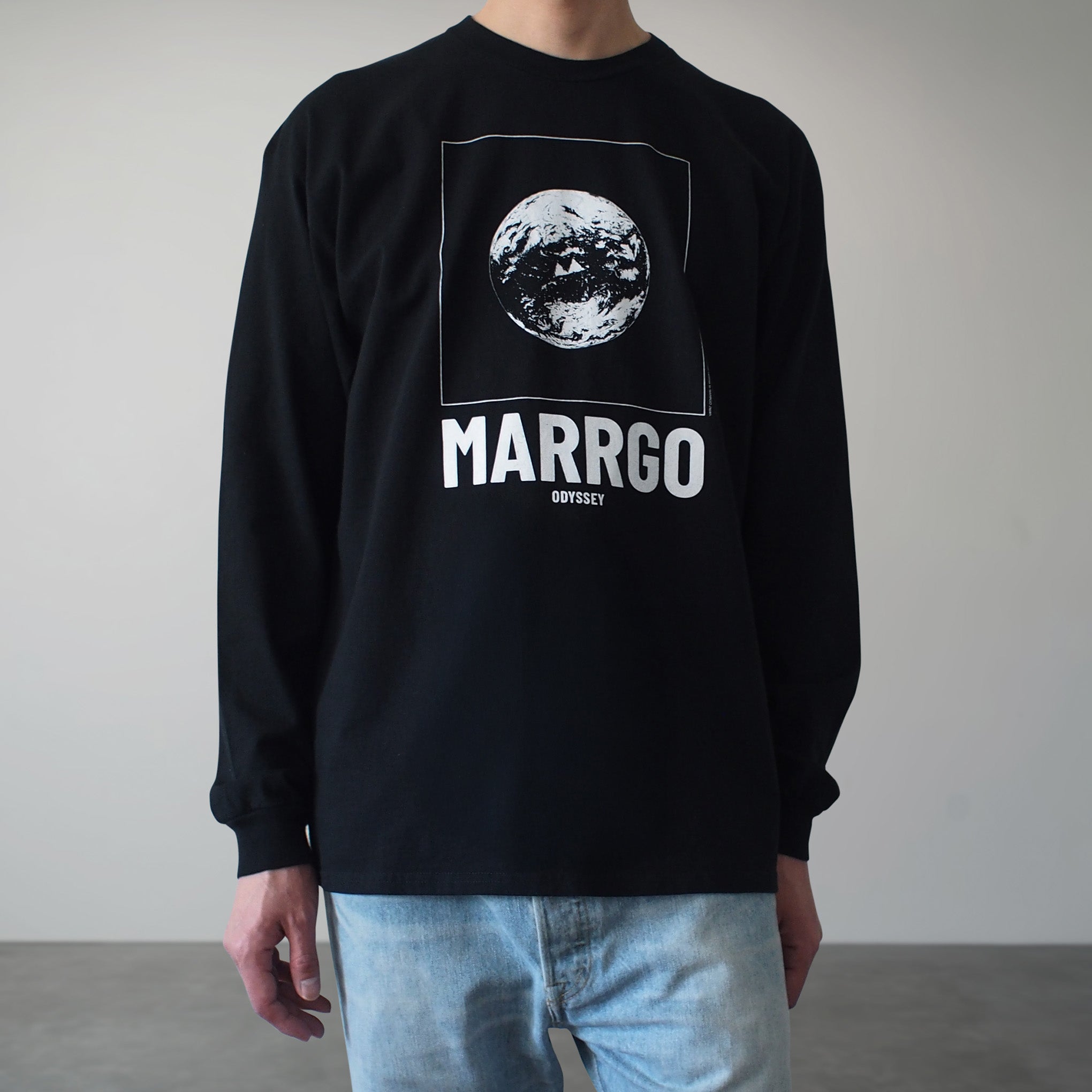 Odyssey ロングスリーブTシャツ ブラック フロント モデル着用 惑星 地球 MARRGO
