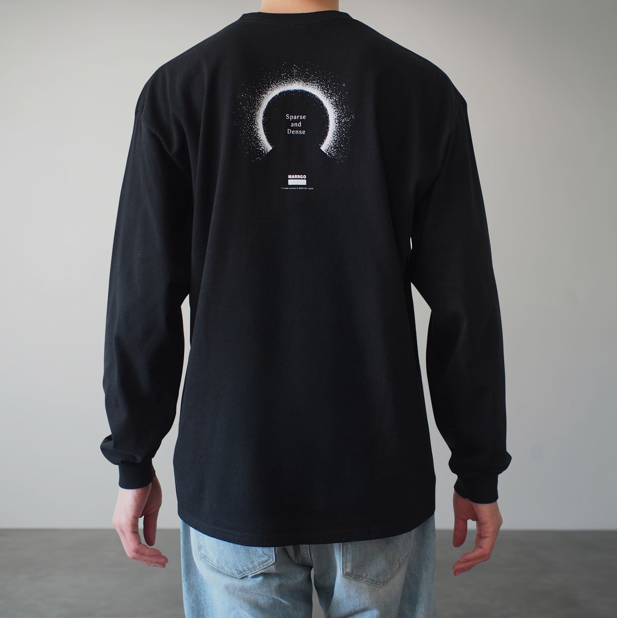 Odyssey ロングスリーブTシャツ ブラック バック モデル着用 光源 点描 MARRGO