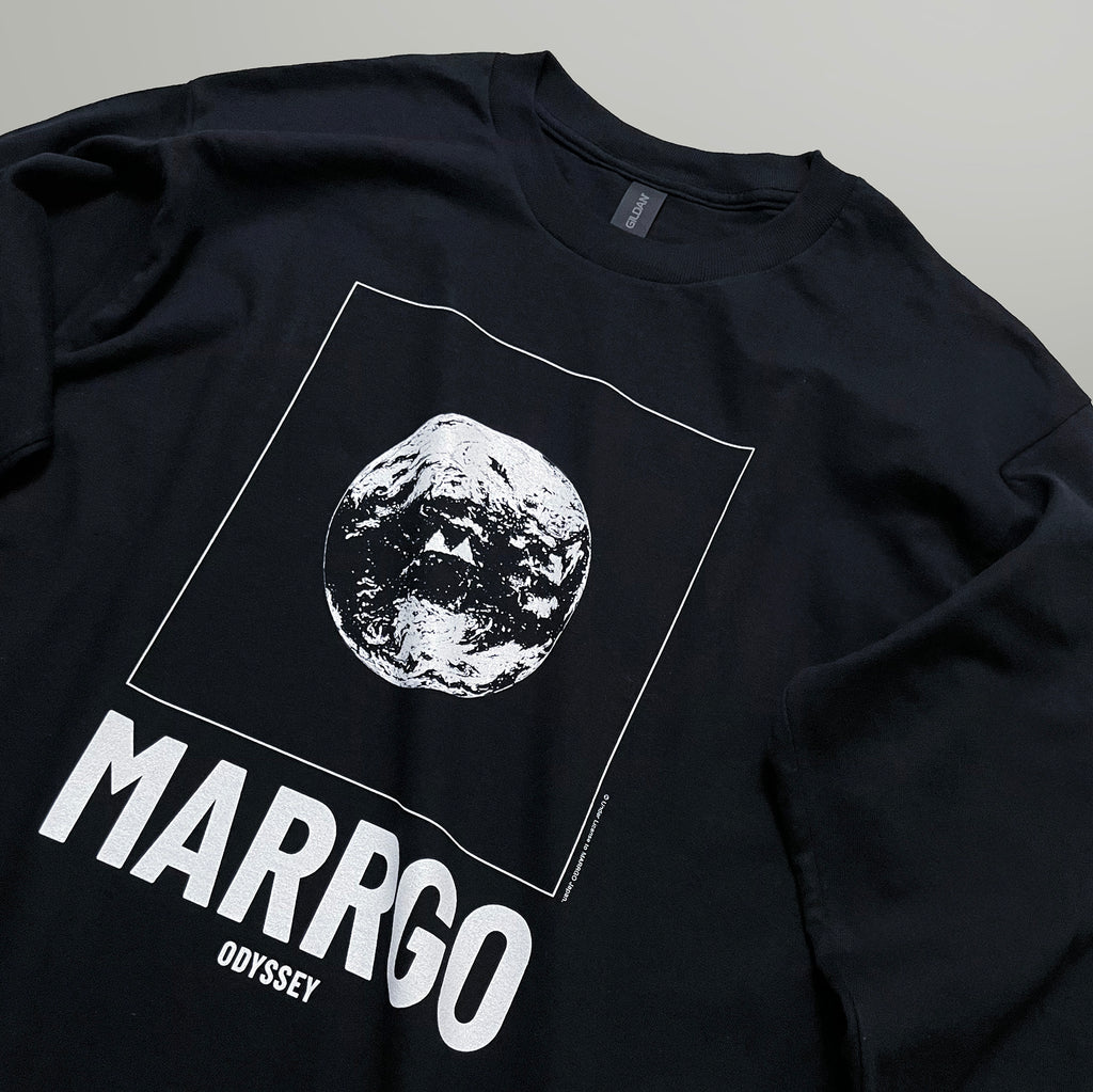 Odyssey ロングスリーブTシャツ ブラック フロント グラフィック 斜め MARRGO