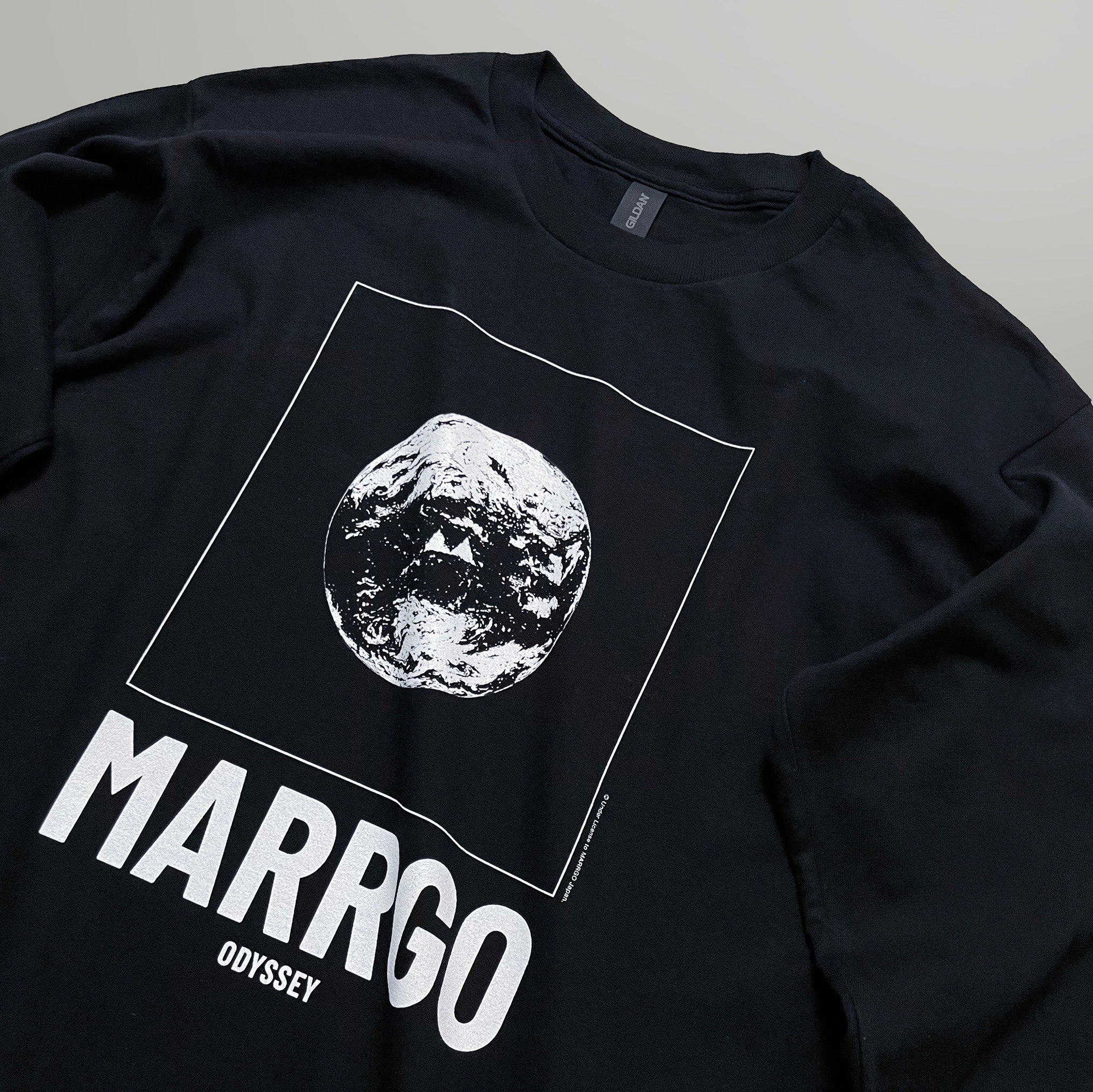 Odyssey ロングスリーブTシャツ ブラック フロント グラフィック 斜め MARRGO