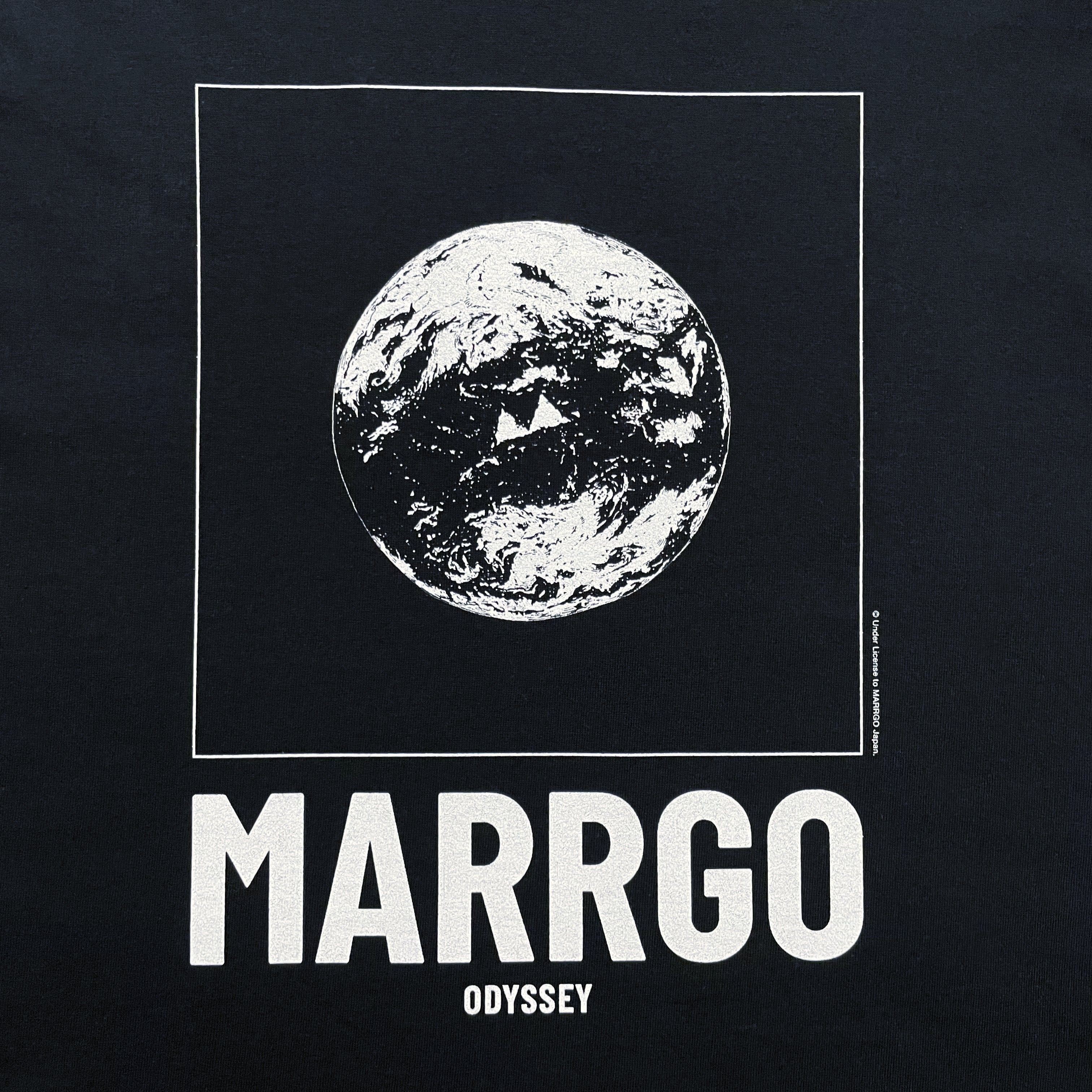 Odyssey ロングスリーブTシャツ ブラック フロント グラフィック クローズアップ