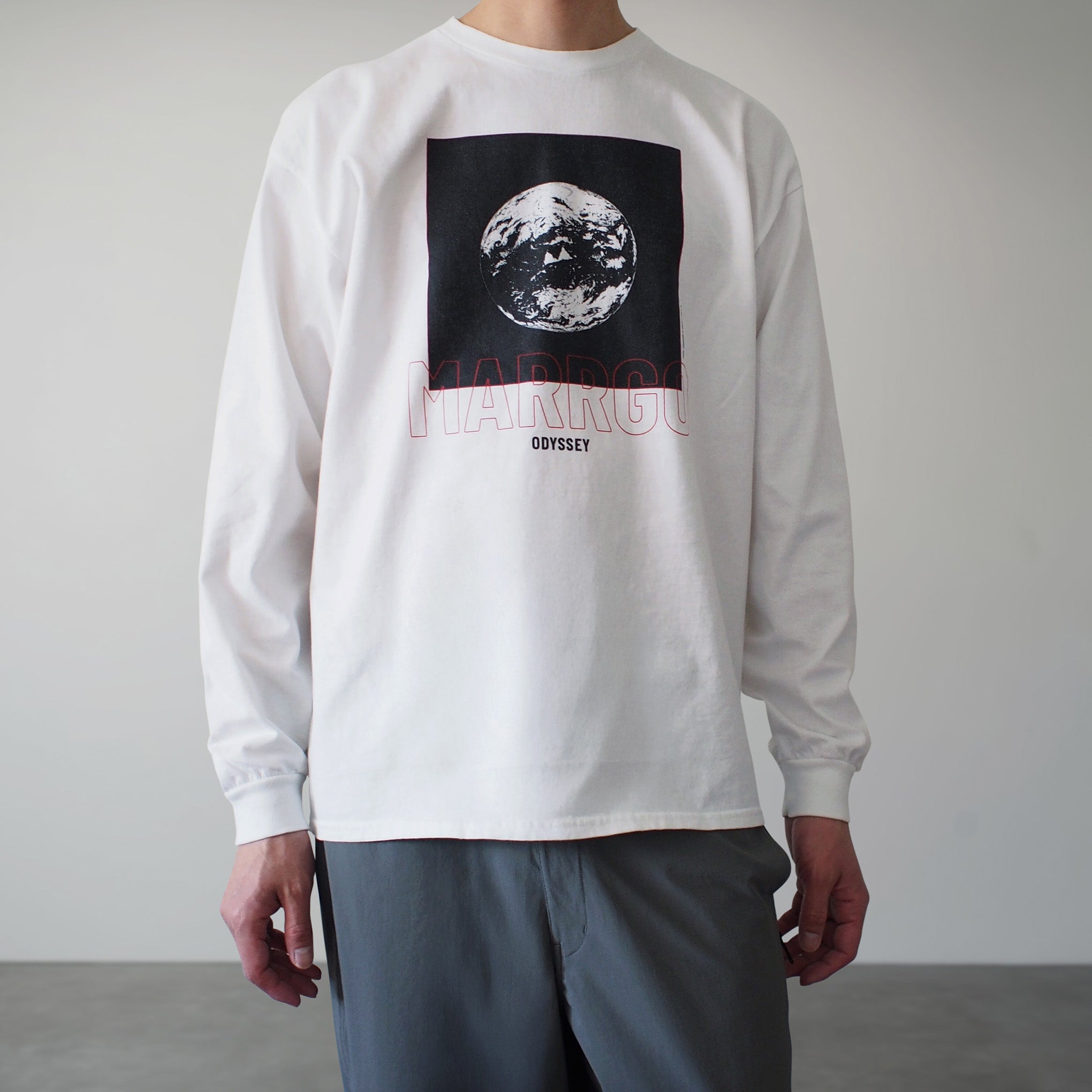 Odyssey ロングスリーブTシャツ ホワイト フロント モデル着用 惑星 地球 MARRGO