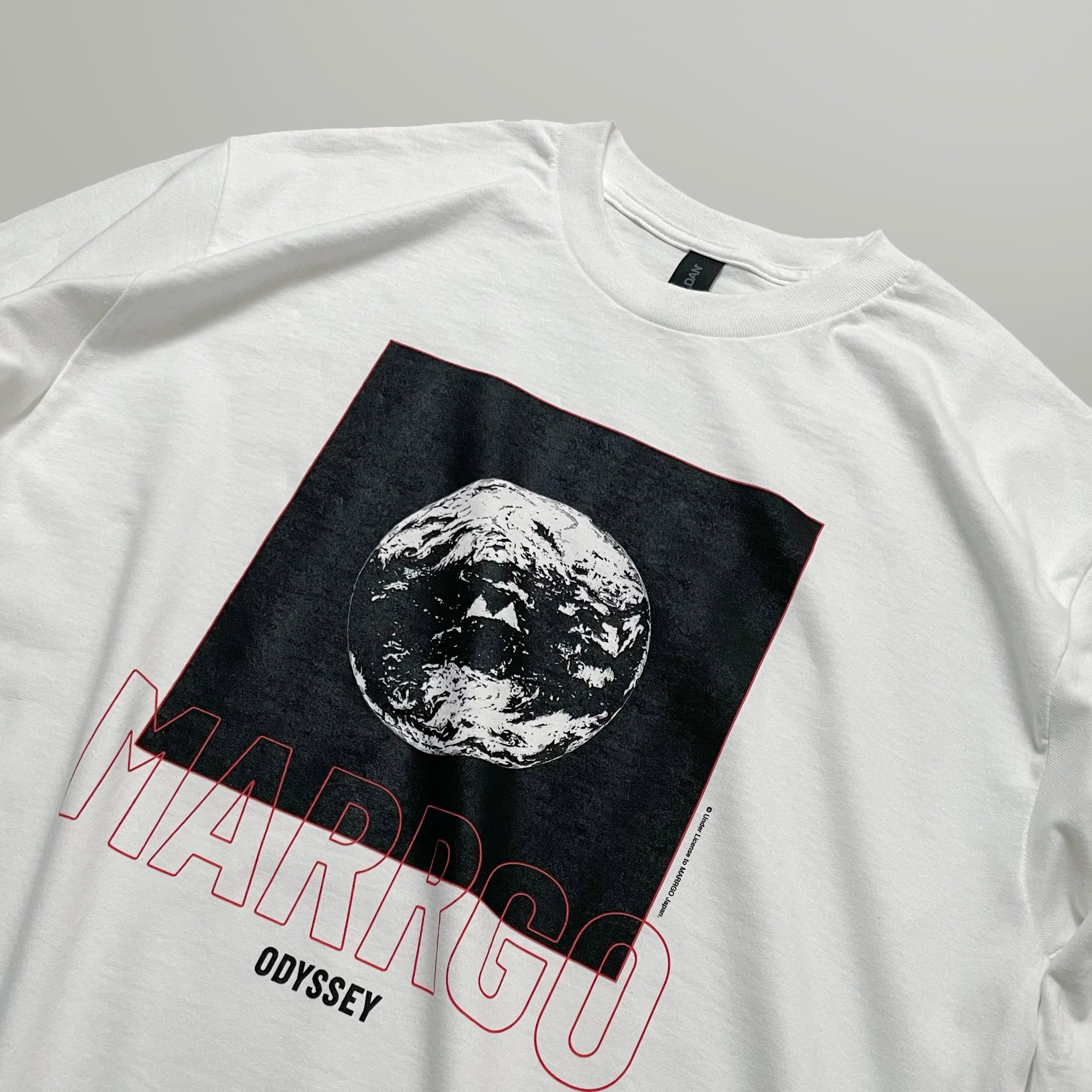 Odyssey ロングスリーブTシャツ ホワイト フロント グラフィック 斜め