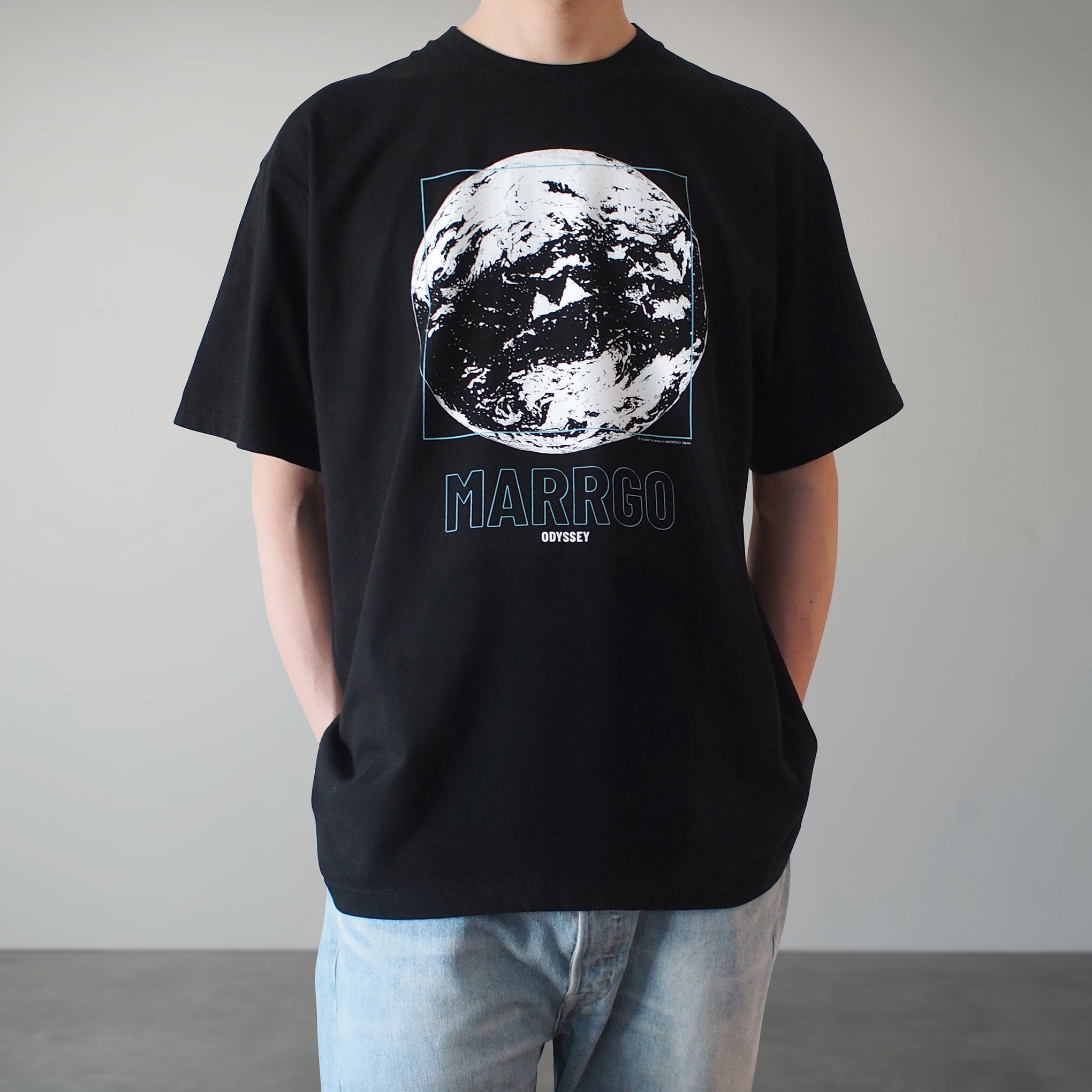 Odyssey Tシャツ ブラック フロント モデル着用 惑星 地球 MARRGO