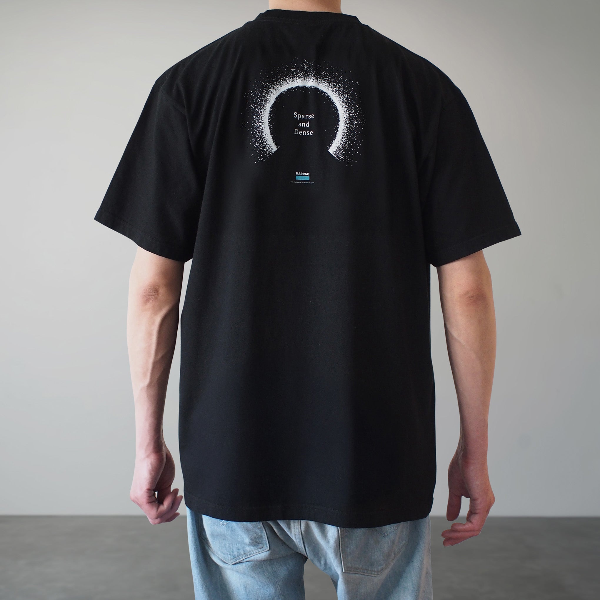 Odyssey Tシャツ ブラック バック モデル着用 光源 点描 MARRGO