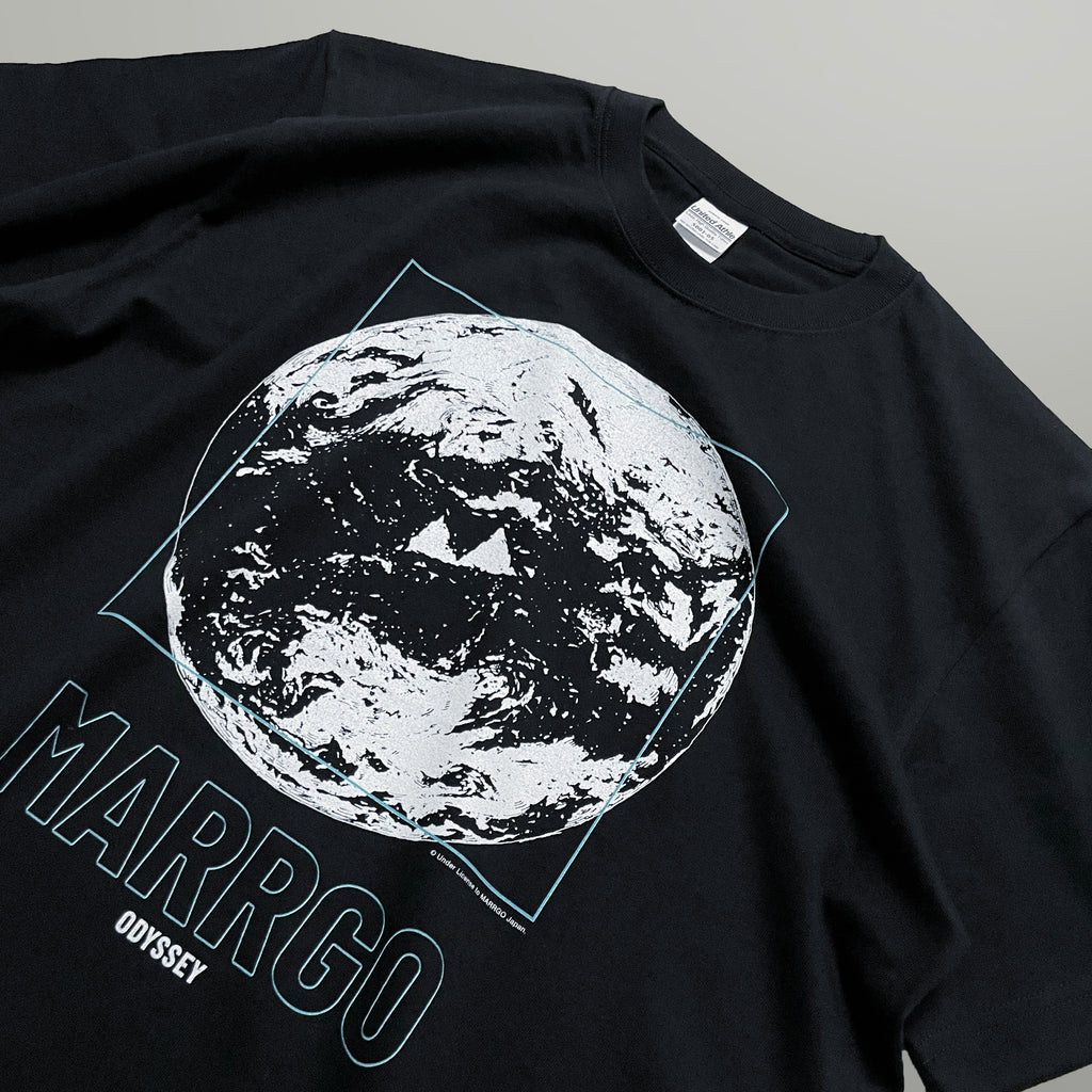 Odyssey Tシャツ ブラック フロント グラフィック 斜め
