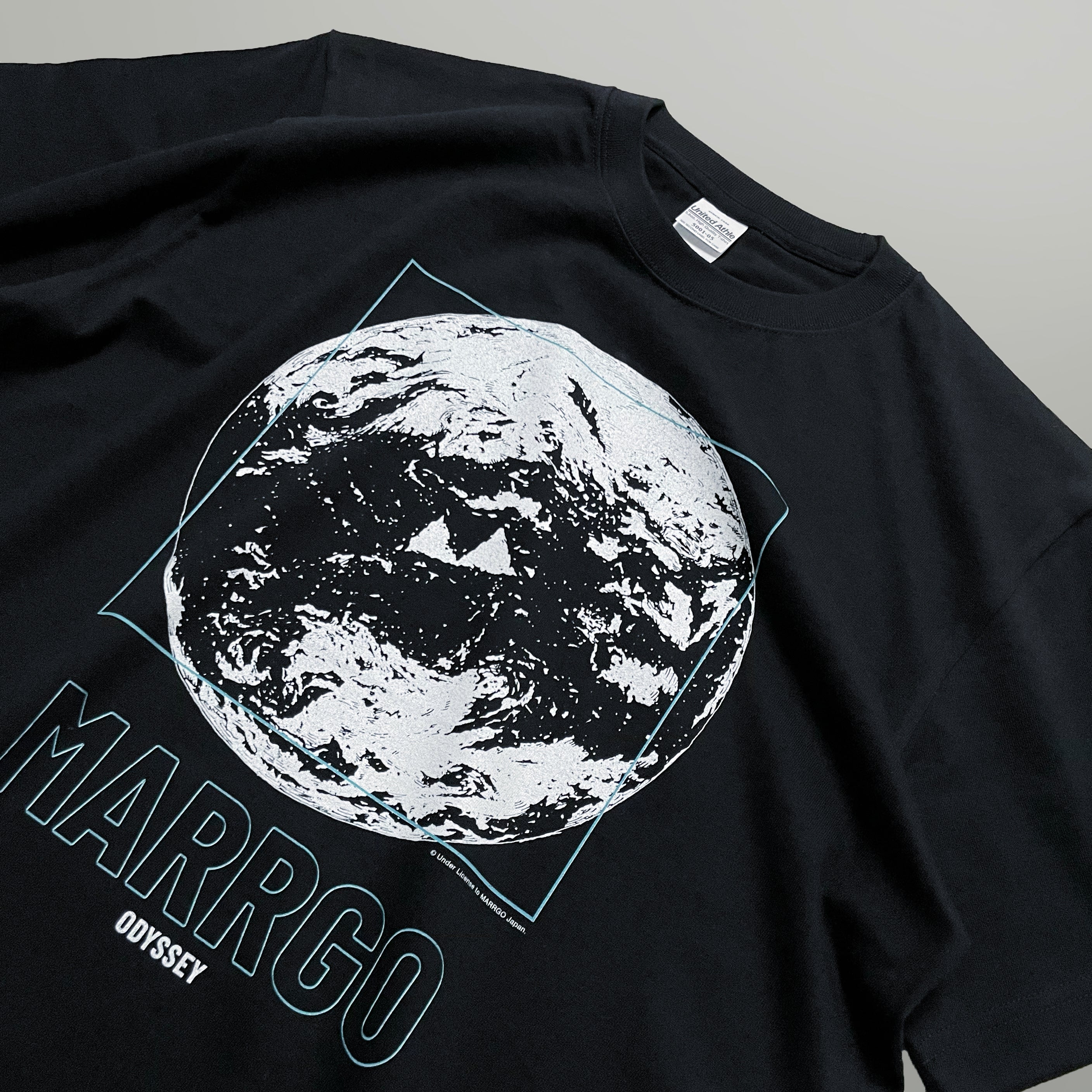Odyssey Tシャツ ブラック フロント グラフィック 斜め