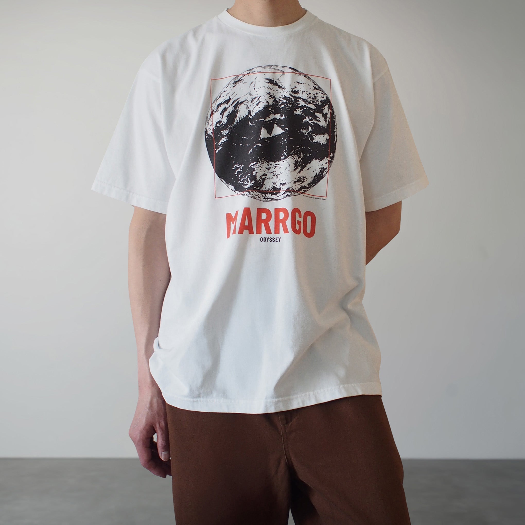 Odyssey Tシャツ ホワイト フロント モデル着用 惑星 地球 MARRGO
