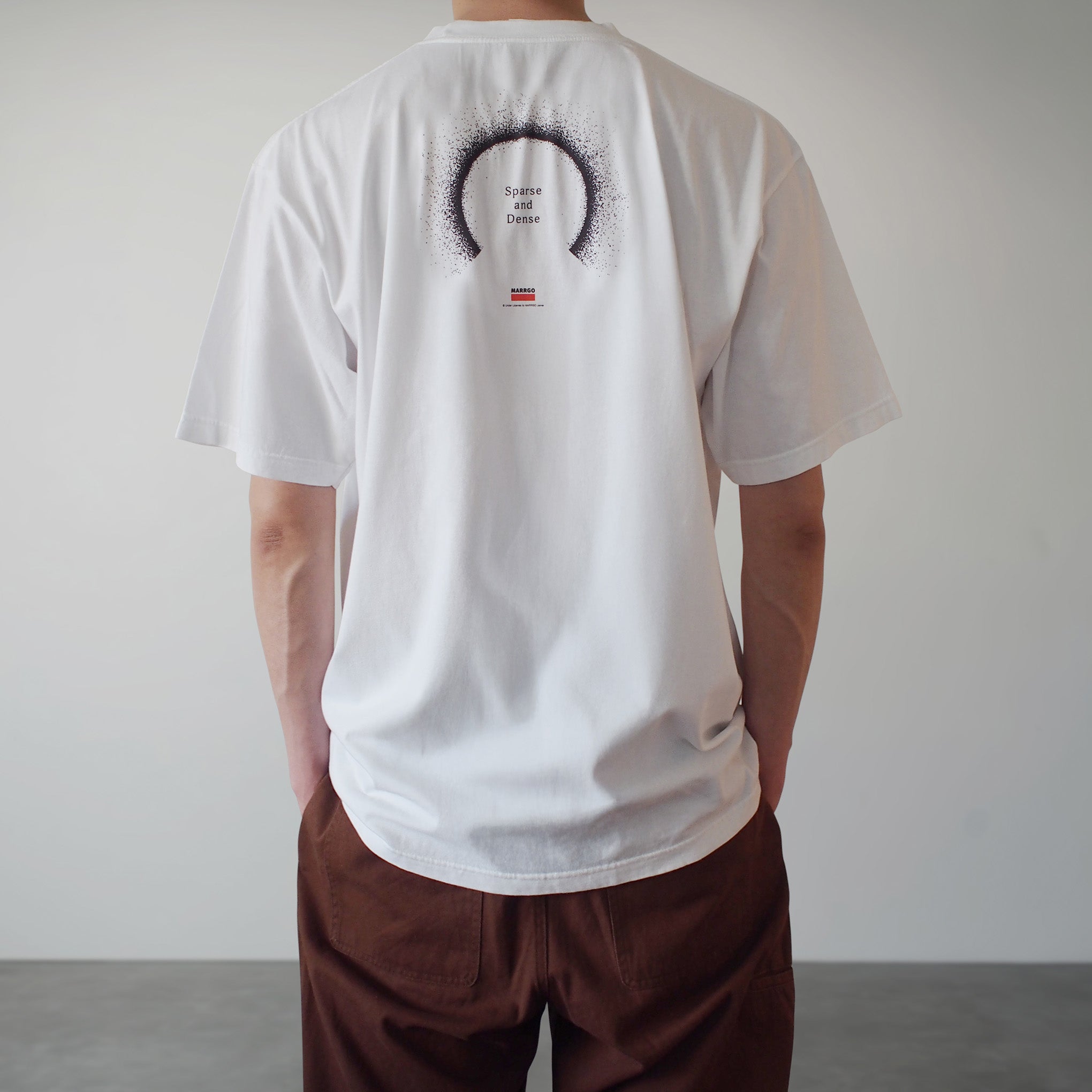Odyssey Tシャツ ホワイト バック モデル着用 光源 点描 MARRGO